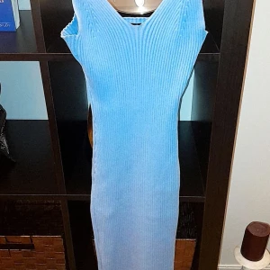 Klänning blå - Blå klänning till salu!✨ Den lägger sig efter kroppen och är i perfekt skick knappt använd😊✨