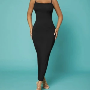 Klänning  - Skimsdupe!  En svart långklänning i det skönaste materialet. Perfekt att ha i garderoben då man både kan klä ner den men även upp den eller bära den som en kjol