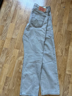 Levis 501  36/32 - Säljer mkna gråa levis i storlek 36/32 Använda ett fåtal gånger då dlm är för stora för mig