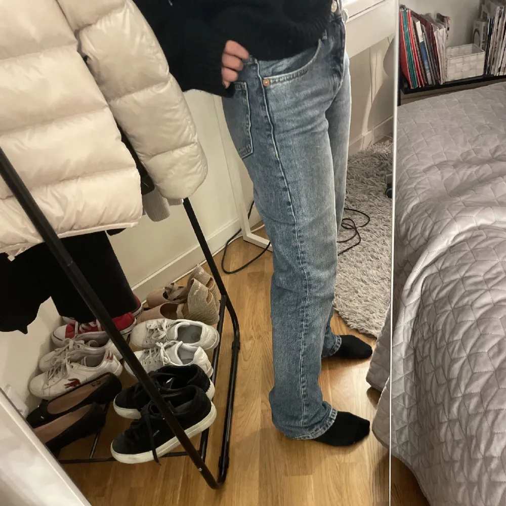 Säljer 2 par jeans från ZARA i färgen blå och grå/svart, mycket bra skick. Köp båda för 409kr inklusive frakt eller 209/st inklusive frakt. Kontakta om fler bilder önskas❤️. Jeans & Byxor.