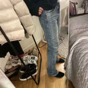 Streight leg jeans - Säljer 2 par jeans från ZARA i färgen blå och grå/svart, mycket bra skick. Köp båda för 409kr inklusive frakt eller 209/st inklusive frakt. Kontakta om fler bilder önskas❤️