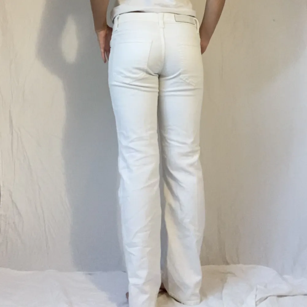 Vita raka lågmidjade jeans, midja-86cm, innerbenet-76cm Jag är 164. Jeans & Byxor.