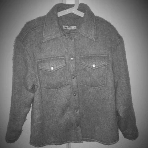Jacka shacket skjortjacka Carin Wester - En grå skjortjacka från Carin Wester i storlek 36. Oversize, knappt använd. Ullmix