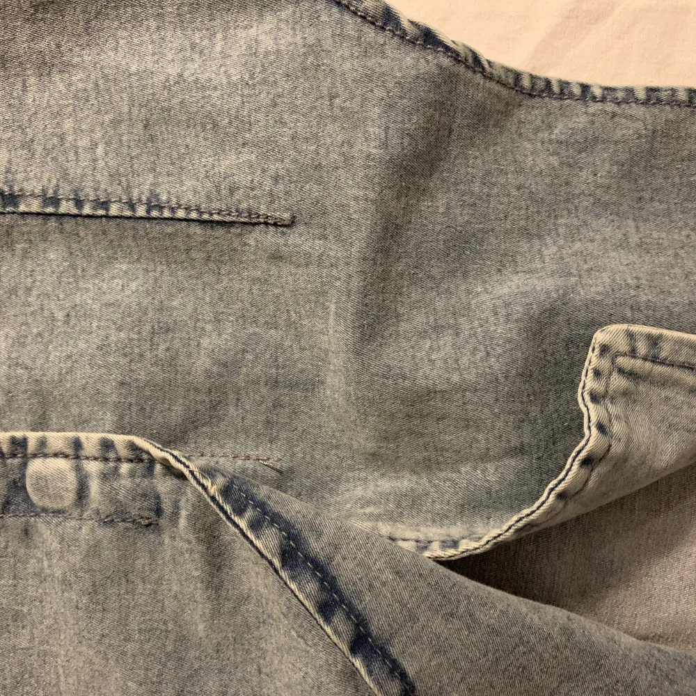 En stretchig jeans”väst”. Aldrig använd - säljer pga förliten storlek. Strl M men passar S. ✨. Toppar.