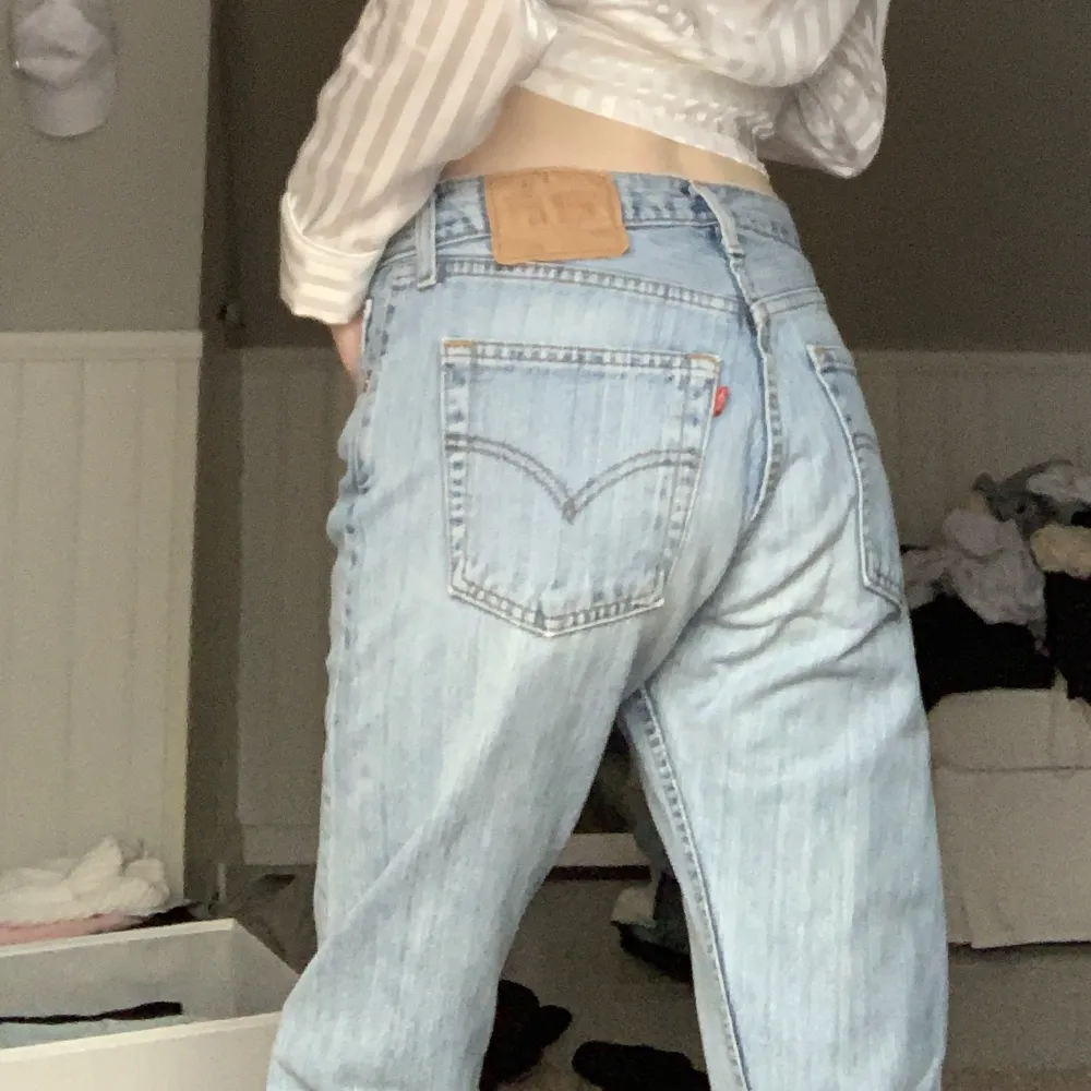 Vintage Levi’s jeans i model 501, de är från 90-talet (var min mammas) och är i den originala 501 modellen! De är i storlek W30 och L34 - dock passar det mig som har storlek 36 🤍. Jeans & Byxor.