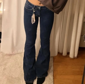 Low waisted jeans - Nya low waiated jeans från mango med lappen på. (Lånade bilder då jag inte passar dom)   Midja= 64cm Innerbenslångd= 80cm och lår 35cm:) (Slutsålda)❤️