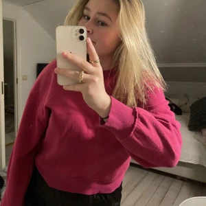 Sweatshirt  - Såå fin sweatshirt från zara som jag köpte förra året men som aldrig kommit till användning⚡️💫🥂 Är i nyskick och säljes för 120kr