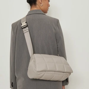 Väska nakd - Quiltad väska från nakd i nyskick. Köpt för 529, säljer för 250 exkl frakt 💗BUD:270