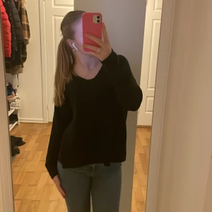 sweatshirt  - svart/mörkgrön stickad sweatshirt💚 Den kan se mörkgrön ut i vissa ljus med svart i andra ljus😄 Använd max 2 ggr🤍