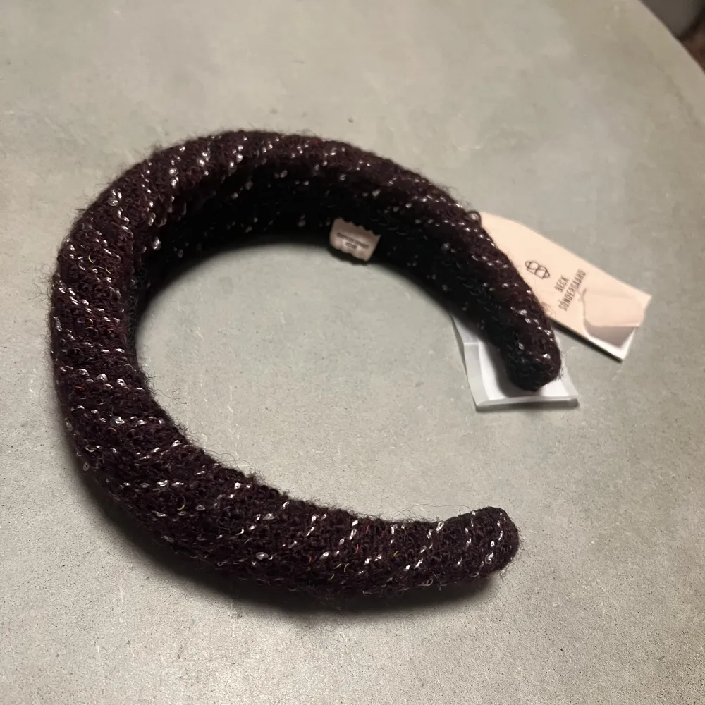 Jättefint hårband från Beck södergaard, helt oanvänt! Prislappen kvar, säljer pågrund av att jag fick dubbelt i julklapp! 130 kr + frakt eller högst bud! . Accessoarer.