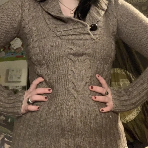 Stickad tröja - Mysig stickad tröja perfekt nu för vintern! Köpt second hand men är i bra skick, inga fel med den🫶🏻