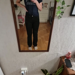 Svarta low rise jeans  - Svarta low rise jeans från bikbok. Har använt bara en gång. Jag är 173cm. Köpte för 600kr men säljer nu för 350kr