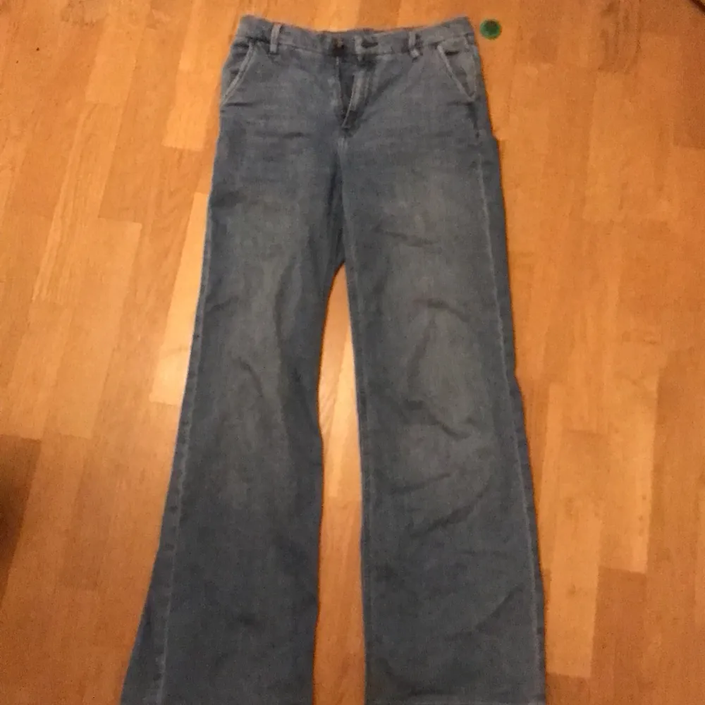 Not 100% jeans material which makes them extremely comfortable. Wide leg jeans that are a nice baggy fit on me, for reference i am 170cm. You will be in charge of the payment for shipping . Jeans & Byxor.