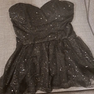 Ny festlig tub topp :)  - Superfin tub topp, aldrig använd. Säkra nyårsoutfiten eller spara den till någit festligt :)  Nypris 499:-  Mitt pris: 200 :- 