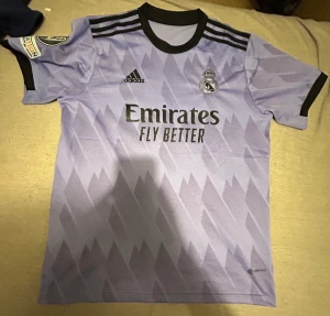 Real Madrid t shirt - Hej, jag säljer min Real Madrid t shirt, väldigt bra kvalite, köpt en vecka sen och aldrig använd.