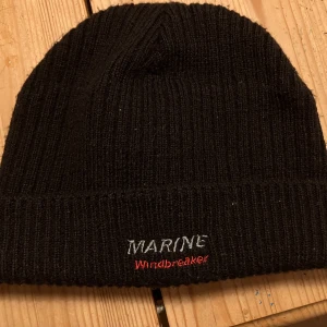 ⋆｡ﾟ☁︎｡⋆Mössa｡ ﾟ☾ ﾟ｡⋆ - Fin sotarmössa med text på! Perfekt nu när det är kallt 🫶🏼Säljer då den ej används