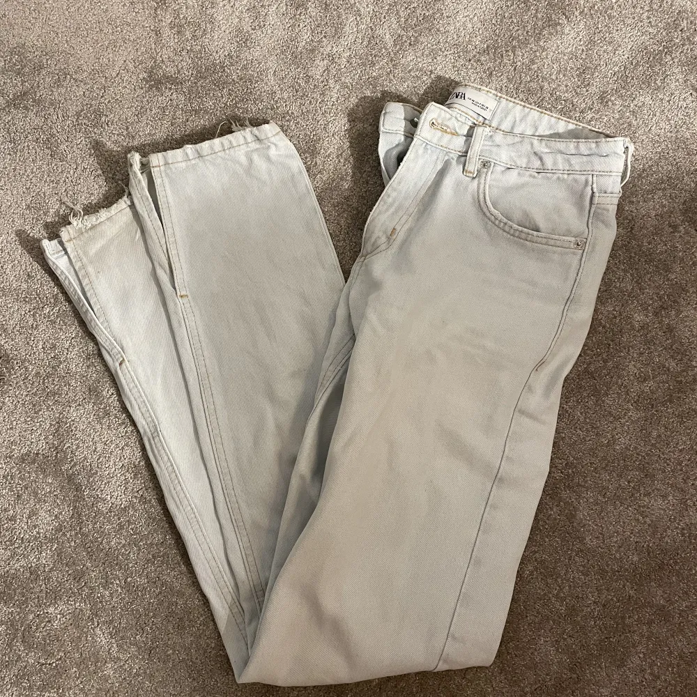 Jeans från zara som inte säljs längre!! Jag är 162 och dom är långa på mig. Kan sälja för lägre pris . Jeans & Byxor.