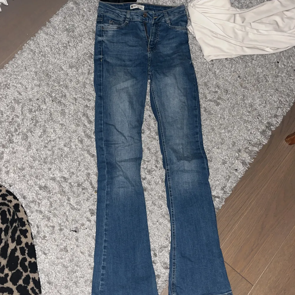 Bootcut jeans från Gina i storlek xs, Medel hög midja!. Jeans & Byxor.
