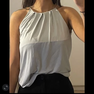 Blus - Grå/silver topp med öppen rygg 