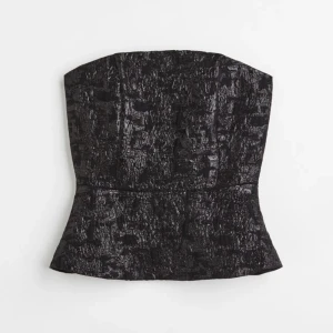 HM TOPP - Säljer denna super snygga och populära toppen, använd en gång. Köpt för 299