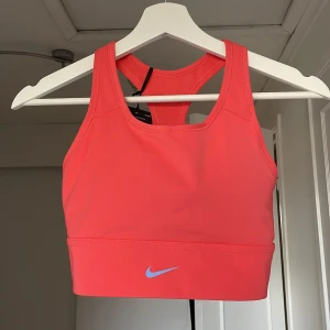 Nike sport-bh  - Sport bh från Nike. Nypris 430kr. Sport bh:n är aldrig använd och lappen sitter kvar. 