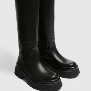 Stövlar / skor  - Ett par nya stövlar från Pull & Bear. Köpta för 699kr  Säljer då jag inte kan lämna tillbaks dom längre. Storlek: 39 