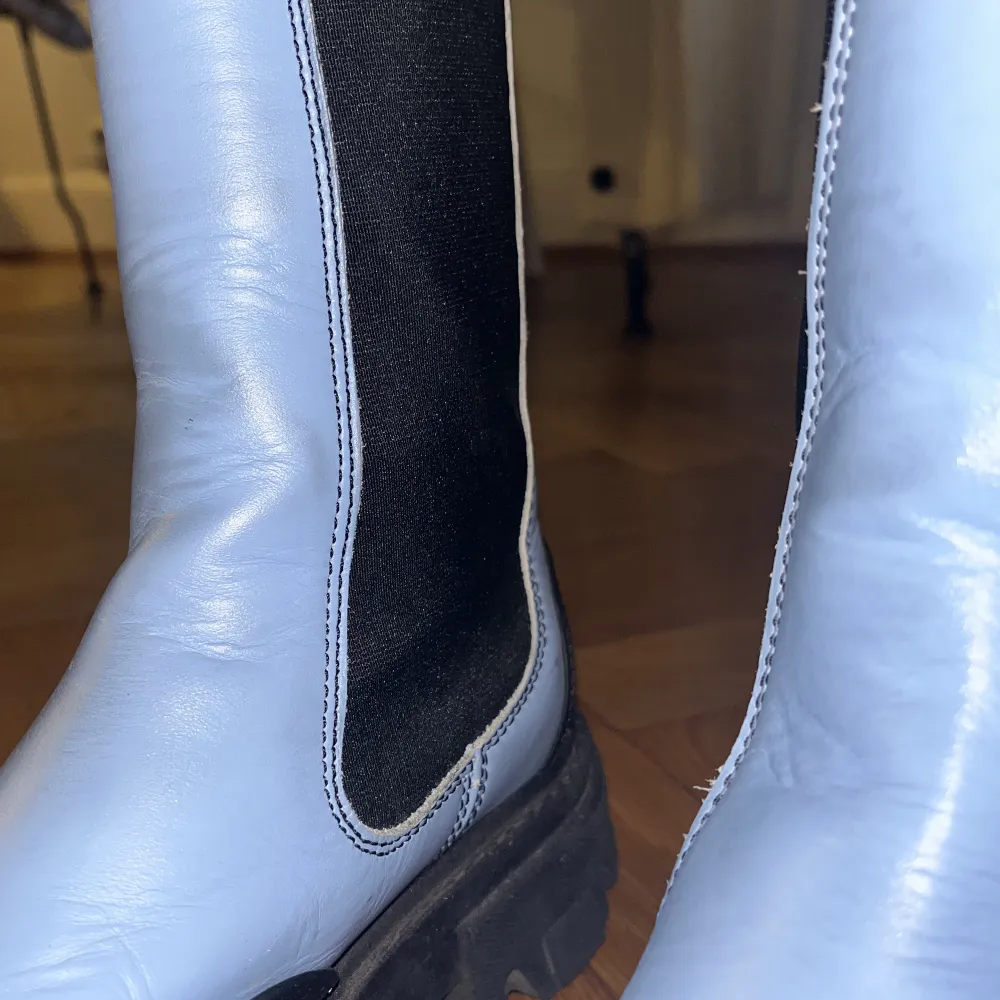 Strl. EU 40  Chelsea Boots, Mid length.  I fint skick I en unik färg som inte längre går att få tag i! I äkta läder  OBS! De är lite missfärgade på framsidan pga. svarta jeans som färgat av sig på lädret. Går nog att fixa med skokräm eller hos skomakaren!. Skor.