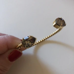 Caroline Svedbom  - Jätte fint skick , fick för ca 4 veckor sedan som present men hade redan ett likadant !  I färgen Greige ! Nypris 695 ! Står för frakt 