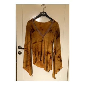 Fairy top - Assnyggggggg långärmad tröja med flammigt mönster!!!! Ojämn och rolig i ärmarna osv!! Mkt mkt mkt fin 🧚‍♀️🌪️