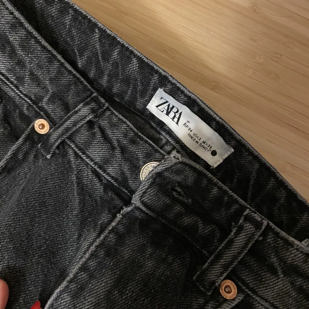 Gråa midwaisted jeans från Zara som är helt slutsålda❤️. Jeans & Byxor.