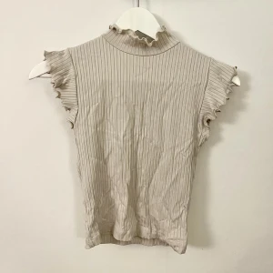 Zara topp🙌🏼 - Söt topp ifrån zara. Endast testad och i bra skick👌🏽