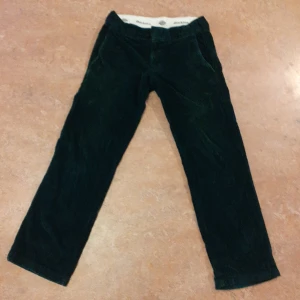 Dickies manchester byxor - Riktigt snygga mörkgröna och skimmrande manchester byxor som ej säljs längre, vädligt bra fit på typ low waist. Syns att de är använd liite men inga skador!(; Nypris ca 900kr