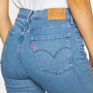 Levis jeans - Jättesnygga raka jeans ifrån Levis, toppskick! Passar strl XS/S!