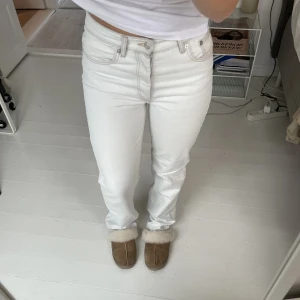 Ljusa jeans - Ljusa jeans med bruna sommar, sitter mer högmidjat på mig då dem är försmå men kan dras ner