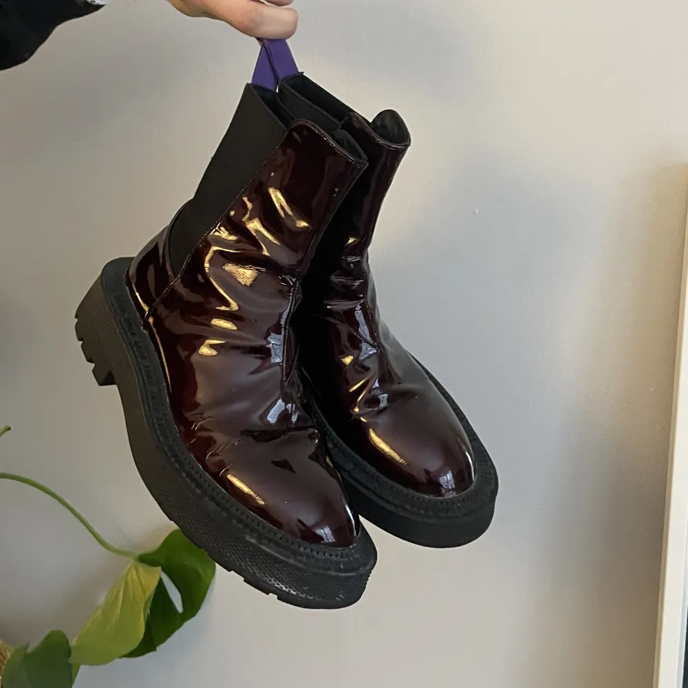 Eytys boots strl 38/39🫶väldigt långa i foten som eytys skor brukar vara så passar säkert större storlek också! Har en liten spricka i lacken på ena skon (se bild3) men inget som är utmärkande. Mkt snygga!!. Skor.