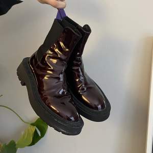 Eytys boots strl 38/39🫶väldigt långa i foten som eytys skor brukar vara så passar säkert större storlek också! Har en liten spricka i lacken på ena skon (se bild3) men inget som är utmärkande. Mkt snygga!!