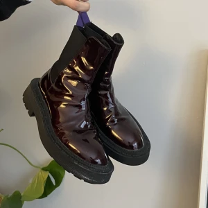 Eytys boots  - Eytys boots strl 38/39🫶väldigt långa i foten som eytys skor brukar vara så passar säkert större storlek också! Har en liten spricka i lacken på ena skon (se bild3) men inget som är utmärkande. Mkt snygga!!