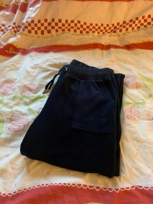 Juicy couture byxor  - Juicy byxor i fint skick Blivit för stora :)