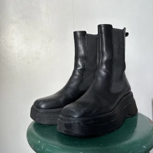 Vagabond Boots - Boots från Vagabond i modellen Carla. Egentligen inte jätte använda men lite slitna framtill (se bild). Pris kan diskuteras😊