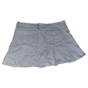 Grå miniskirt - Fin grå miniskirt som tyvärr inte passar mig har aldrig använd bara testat  