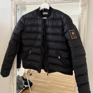 Hunkydory dunjacka storlek XS - Dunjacka från Hunkydory i storlek XS, använd 1 gång, som ny! Köparen står för frakt som tillkommer på 66kr spårbart med postnord. Köpt för 3500, går ej ner i pris! 