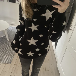 Zara stickad tröja - Säljer denna mysiga fina stickade tröjan från Zara i storlek M. 