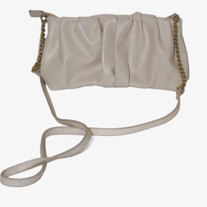 Axelremsväska begie - Stilren beige, axelremsväska. Sparsamt använd!