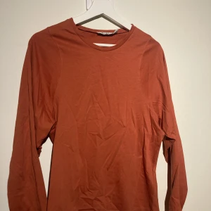 Basic långarmad tröja  - Använd ett fåtal gånger