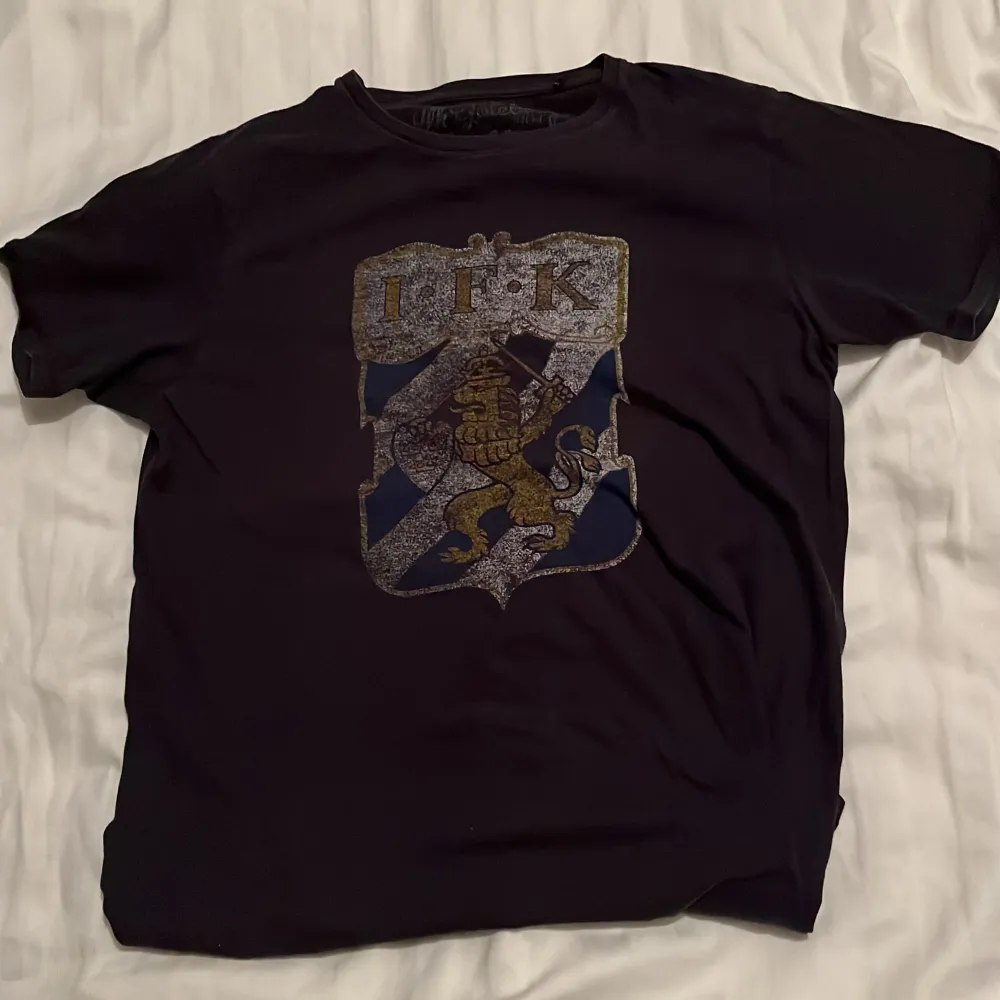 10/10 köpte i IFK shopen för 10 år sedan, den är oanvänd. T-shirts.