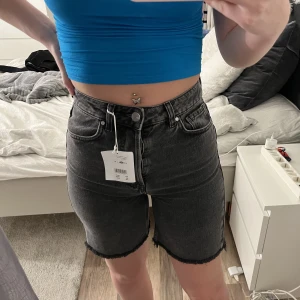 Grå shorts  - Grå shorts från never denmin helt nya med prislapp kvar. Stänger med knappar 