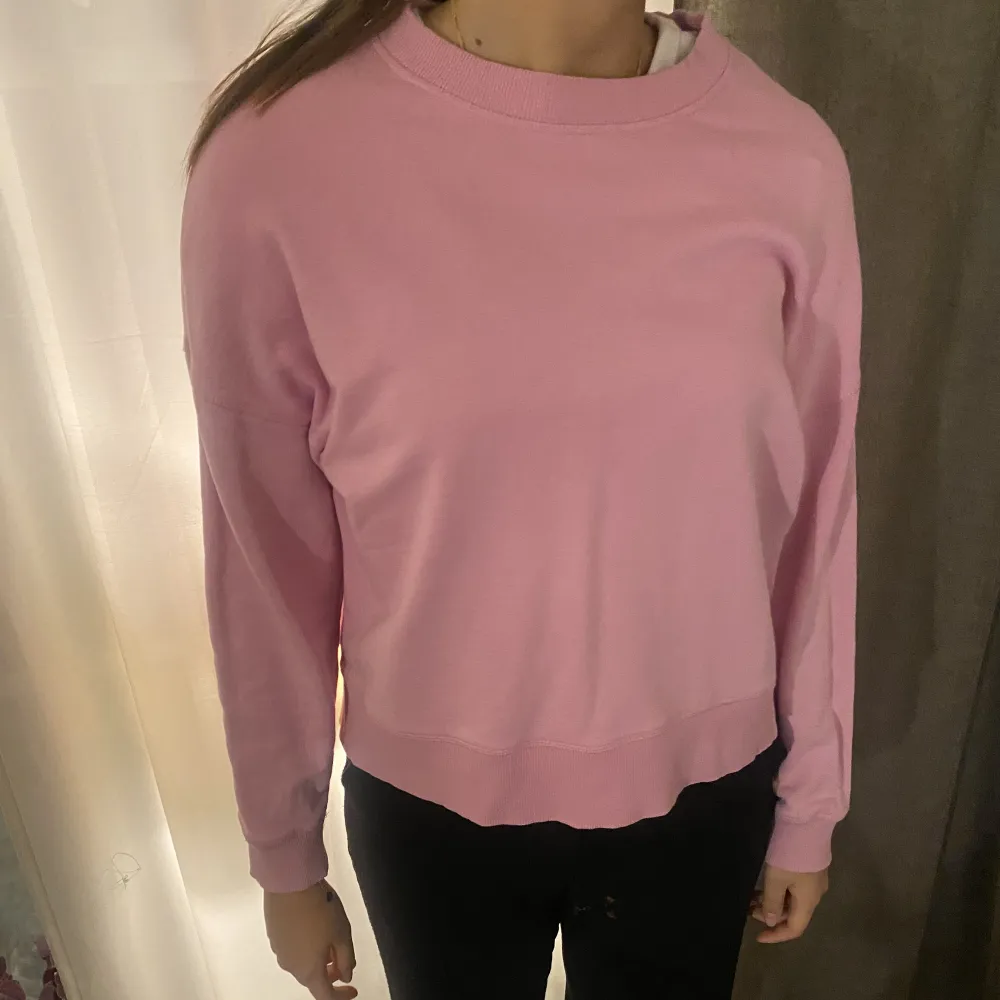 Säljer denna rosa tröja ifrån Lindex då den inte kommer till användning längre😍du står för frakten!!!. Tröjor & Koftor.