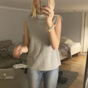 Zara polo tröja - Sötaste polotröjan som passar så bra nu i vår! Strl L men passar verkligen allt ifrån s-l, jag har vanligtvis m. Knappt använd så inga slitningar eller nåt!! ❤️