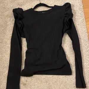 Volangtröja - Svart volangtröja från zara i storlek M, tight passform🖤