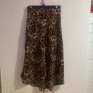 Längre leopard kjol som knappt är använd. Köparen står för frakt❣️